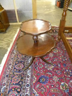 MERSMAN ANTIQUE TWO TIER PIECRUST DUNCAN PHYFE STYLE SIDE TABLE