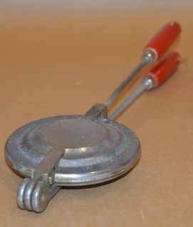   SHIPPING VTG RED TOAS TITE CAMP SANDWICH TOAST PIE MAKER COOKER