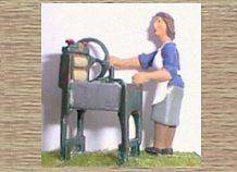 LANGLEY O SCALE OLD DAYS WOMAN USING WASHING MANGLE UNPAINTED 