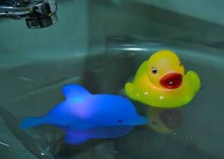 Baby Bath Fun LED Flashing Duck Dolphin Toy Rubber Happy Bath Time 