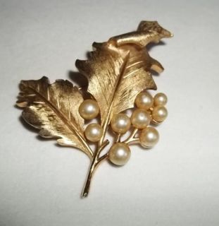Trifari Gold Toned Leaf Pin w/Faux Pearls   FV8 7