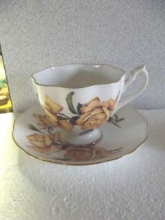 Nice Vintage Queen Anne English Fine Bone China teacup and saucer