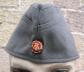 DDR EAST GERMAN ARMY OFFICERS SIDE FORAGE HAT & BADGE