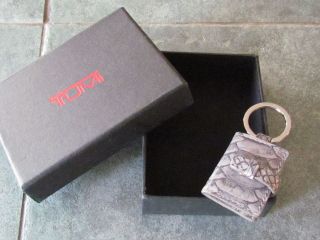 tumi トゥミ light gray leather picture frame key fob