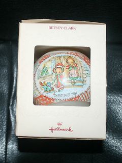 hallmark 1981 betsey clark glass keepsake ornament w box time
