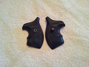 Uncle Mikes Rubber Grips for s w J Frame
