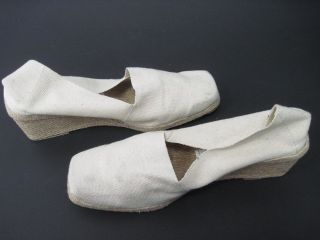 you are bidding on a pair of andre assous cream canvas casual 