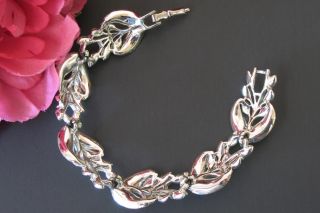 This auction is for a lovely Coro silvertone leaf bracelet.