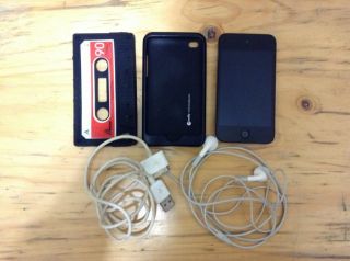 Apple iPod touch 4th Generation Black (32 GB) USED + Accessories
