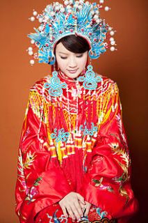 Qing dynasty styled traditional Chinese wedding dress with phoenix 