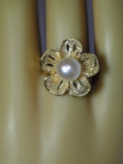   DESIGN ON THE FLOWER WITH A 8.31MMPEARL IN THE CENTER LOVELY RING