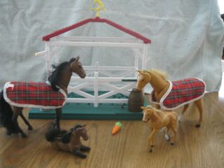 Chestnut Ridge Stable w 4 Toy Horses Stable Breyer Like