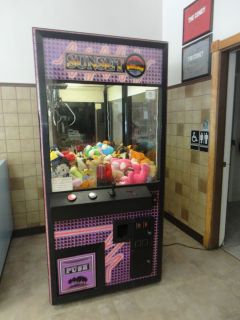 SUNSET CRANE CLAW MACHINE COIN OPERATED ARCADE GAME WITH STUFFED