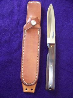 has a tan johnson smooth back jack crider special 10 5 sheath these