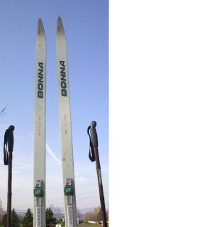 The skis are signed BONNA. Measures 77 (200 cm) long. Have SNS