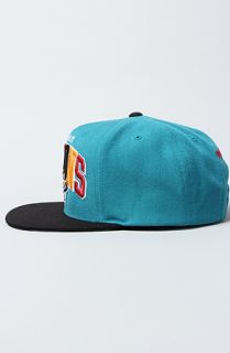 Mitchell & Ness The Detroit Pistons Arch 2T Snapback Cap in Teal Red