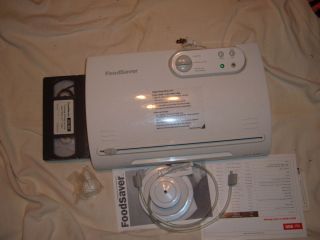 FOODSAVER VAC 900 WITH BAGS AND EXTRAS CLOSE TO NEW****