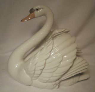 Lladro Figurine Swan with Wings Spread 5231