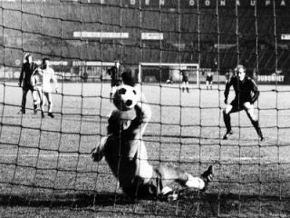 francis lee manchester city scores penalty 1970 european cup winners