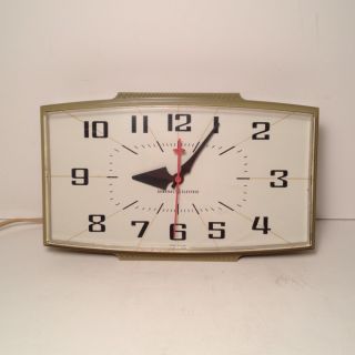 Vintage General Electric Wall Clock model 2153 Retro Avocado green