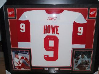 Gordie Howe Signed Framed Jersey Detroit Red Wings PSA
