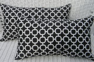 SET OF 2 BLACK WHITE CONTEMPORARY HOCKLEY DECORATIVE IN OUTDOOR LUMBAR