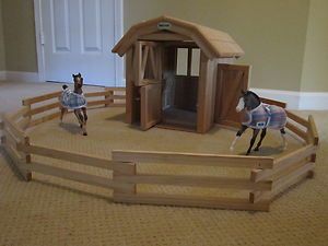 BREYER SINGLE STALL TRADITIONAL HORSE BARN WITH FENCE, 2 HORSES
