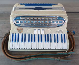Lindo Imperial C30 Small Sized 120 Bass Accordion 