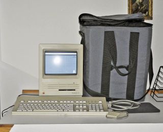 Macintosh SE Computer with Portable Case M5011 Keyboard Mouse Monitor
