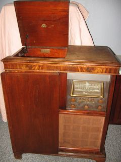 Vintage Magnavox Model 151B Am SW Radio Phonograph Console