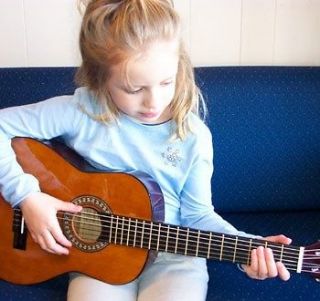 CHILDS QUALITY ACOUSTIC GUITAR FOR KIDS AGES 3 & 4 