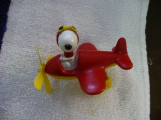 JD  VINTAGE SNOOPY IN AIRPLANE UNITED FEATURE SYNDICATE INC 1965,1966